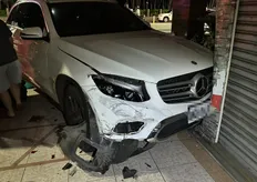 機車疑搶快闖紅燈釀禍　台中健行路口車禍1傷、轎車失控衝騎樓毀6機車