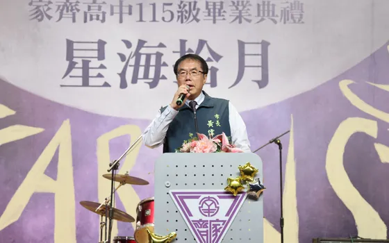 總質詢前先赴家齊、南商畢業典禮 黃偉哲獻祝福期勉開創無限可能