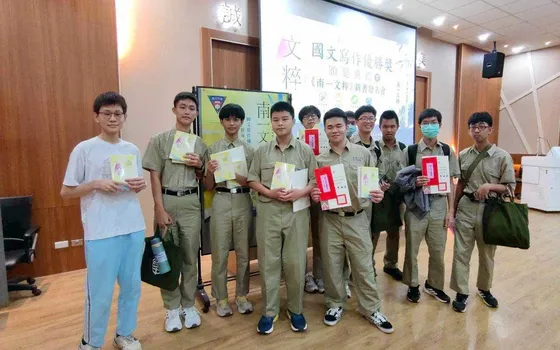 《南一文粹》新書發表 南一中112位學生140篇作品展現寫作實力