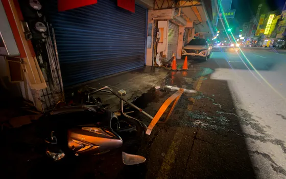 獨家快訊／新竹深夜自撞！疑疲勞駕駛釀禍　店家水管破裂、機車撞爛