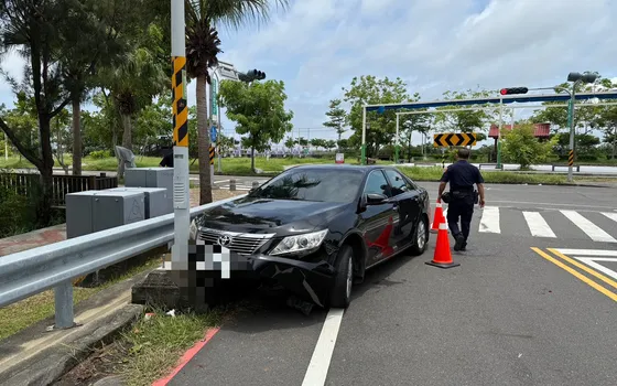 闖紅燈擦撞電桿露餡! 19歲男毒駕遭逮 車內搜出愷他命、K盤送辦