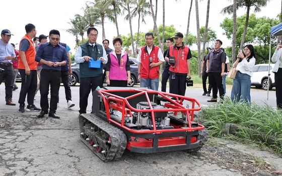 告別高風險人工除草 台南仁德滯洪池導入油電混合履帶割草機提升維護效率