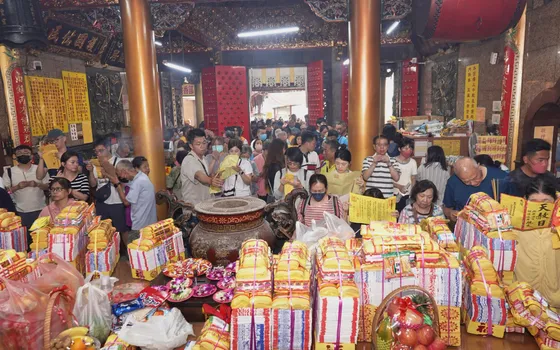 天赦日、天貺日又遇虎爺聖誕! 台南開基玉皇宮「曬龍袍」清晨4點湧祈福人潮