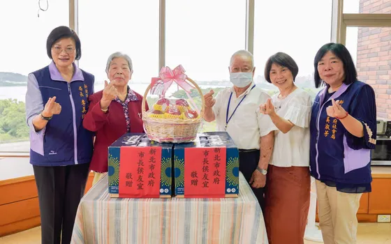 新北社會局長李美珍端午節親訪老福機構 代市長侯友宜致贈加菜金及蘋果