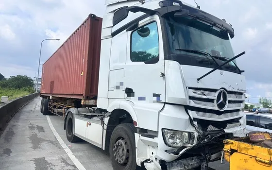 聯結車國道毒駕連環撞!狂撞8車10人掛彩 車內查獲22包「喵喵」司機遭送辦