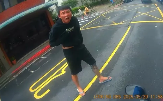 影／行人過馬路被叭嗆「叭三小」　騎士當場停下打110「我被恐嚇」！他當場傻眼：你被恐嚇？