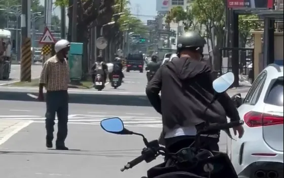 影／高雄83歲老翁持刀砍人！機車騎士衣服全是血　被逮辯稱「認錯人」