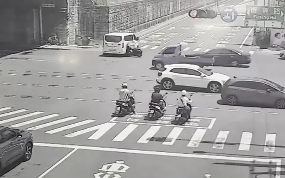 有片/救護車左轉碰撞!22歲女騎士猛撞骨折送醫 後方機車再連環撞