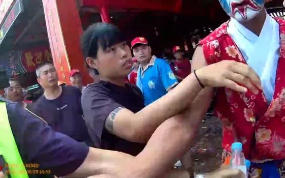 有片/南鯤鯓進香爆推擠!官將首、轎班起衝突 警快打部隊出動
