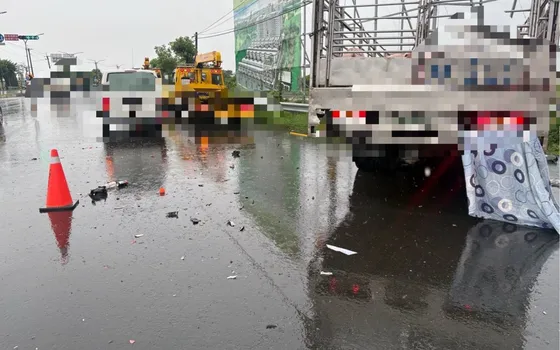 有片/運豬車雨天失控!連撞工程車、機車 騎士遭輾當場身亡