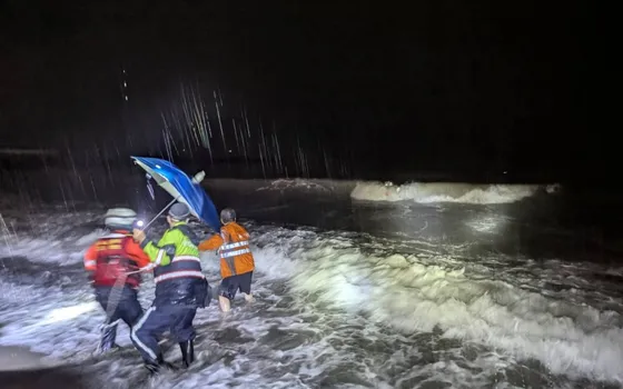 黃金海岸深夜驚魂!2女落海 1人搶救不治1人倖存