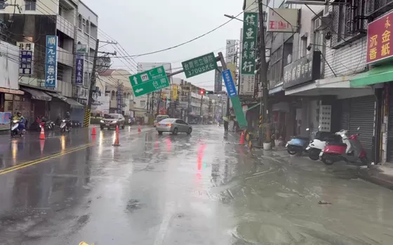 台南路面突塌陷!路牌整支傾倒 滿地泥水急封鎖搶修