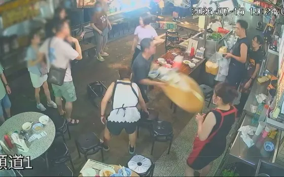 影/掀桌肢體推擠!豐原廟東夜市2攤商大亂鬥 蒜肉飯PO監視器說明事件原委