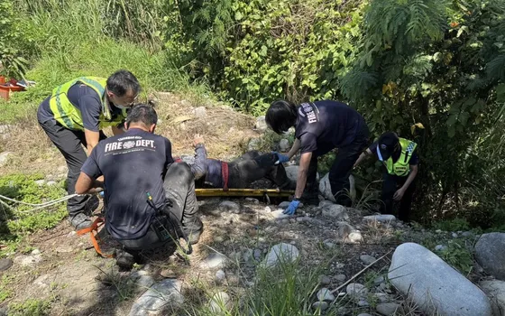 大甲溪釣魚滑倒受困溪床! 警消聯手救援脫困