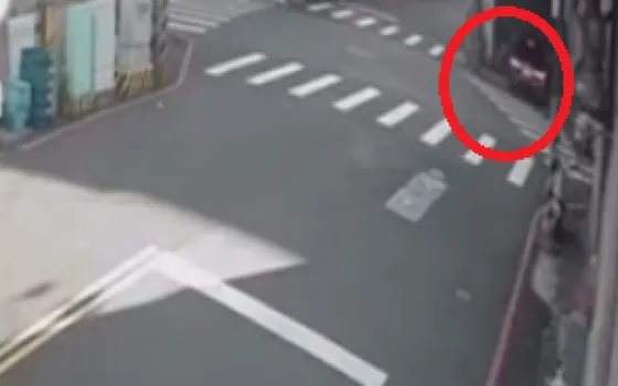 撿手機失控撞店家! 台中71歲阿伯開車分心肇事