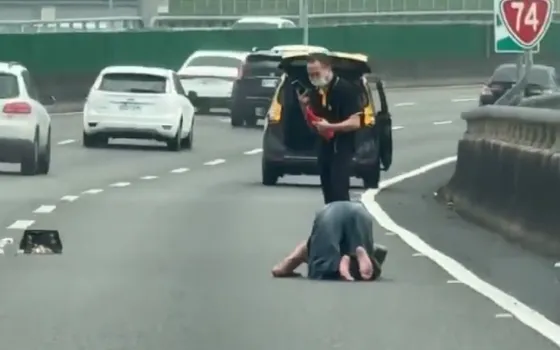 台74線驚險畫面! 酒醉女子跳車趴趴走嚇壞用路人