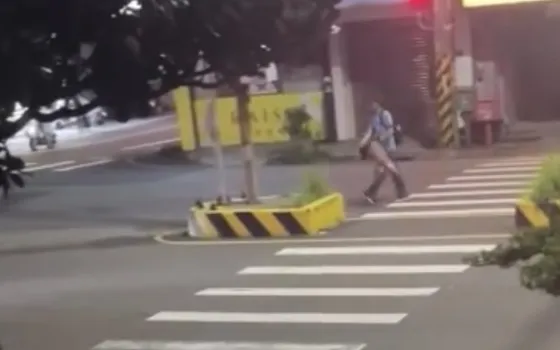 男子深夜闖新豐車站前狂丟三角錐 車輛急閃避險釀事故 警方介入帶回處理