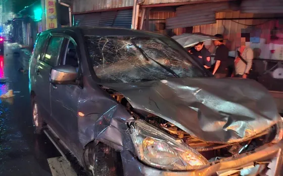 毒駕失控撞飛待轉機車!轎車衝進店家 車內搜出依托咪酯煙彈