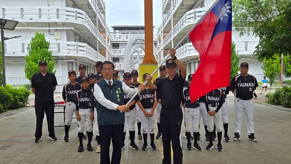 臺南少棒聯隊出征美國小馬聯盟亞太錦標賽 黃偉哲授旗勉勵勇闖國際