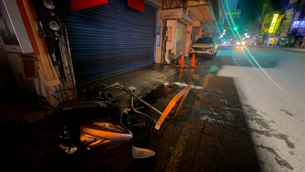 獨家快訊／新竹深夜自撞！疑疲勞駕駛釀禍　店家水管破裂、機車撞爛