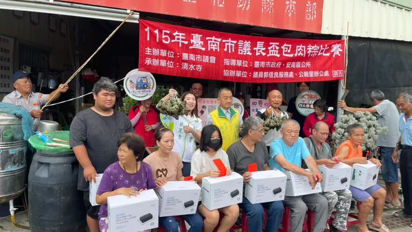 公親里飄粽香送暖 守望相助隊包千顆肉粽關懷弱勢長者