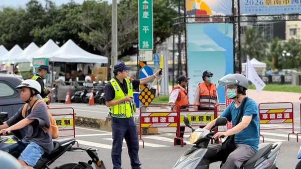 臺南龍舟賽進入高潮！ 明華園與九天民俗技藝團壓軸演出 南警籲提早規劃交通