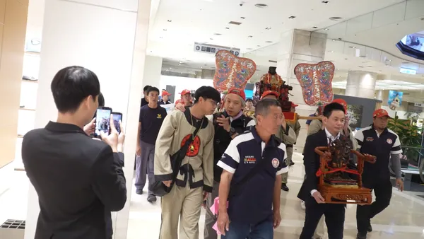 媽祖直接逛百貨! 台南新光三越驚見「遶境進專櫃」畫面太震撼