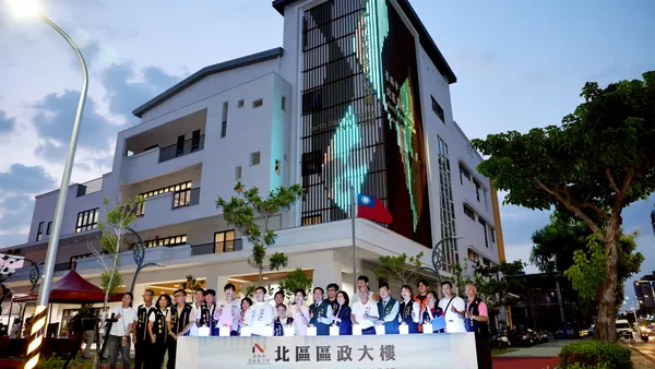 《映時浮光》點亮海安路 北區區政大樓打造光影新地標
