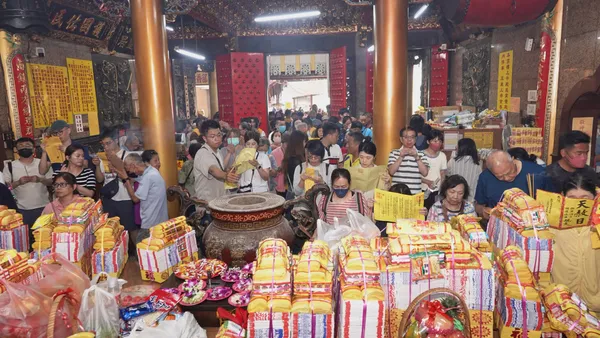 天赦日、天貺日又遇虎爺聖誕! 台南開基玉皇宮「曬龍袍」清晨4點湧祈福人潮
