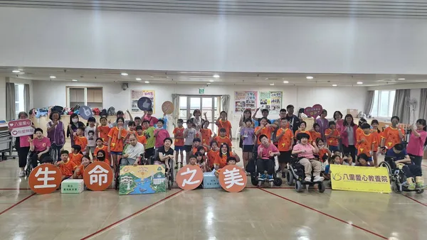 腦性麻痺院生與學童攜手完成友誼拼圖　淡水屯山國小一日身障體驗營　實踐共融交流