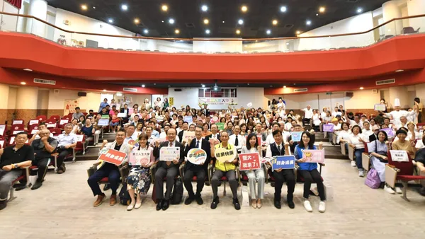 AI創作、華麗走秀!暨大第三人生大學結業式 展現終身學習豐碩成果