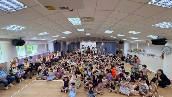 育航幼兒園家長深情演出《威威找記憶》　孩子用歌舞溫暖社區長輩的心
