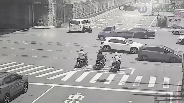 有片/救護車左轉碰撞!22歲女騎士猛撞骨折送醫 後方機車再連環撞