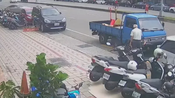 超淡定肇逃！大里貨車撞路邊兩車　 駕車阿伯下車看自己的車若無其事快閃