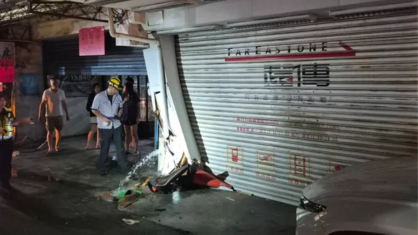 深夜突失控！新竹轎車衝撞店家...疑疲勞駕駛　水管炸裂、機車撞爛