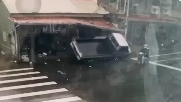 撞擊畫面曝光！嘉義中埔男子酒駕撞5車砸招牌　 吉普車駕駛停好車離開逃過一劫