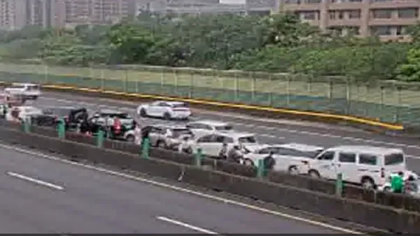 撞成一團！　國道3號三鶯路段9車連成車龍