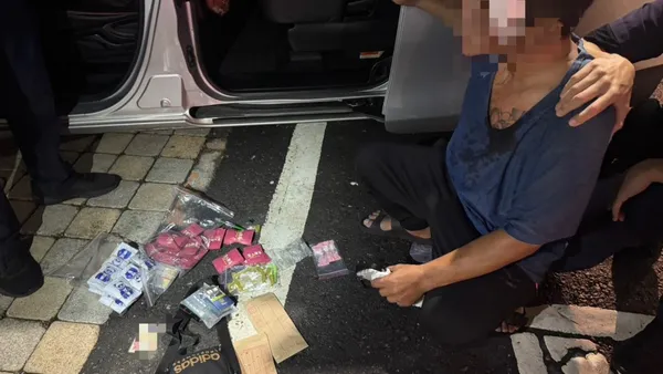 拍違停反遭痛毆！警追車逮人　驚見243件毒品「行動補給站」