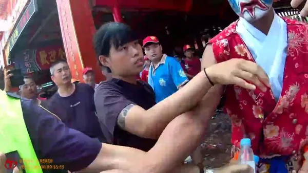 有片／南鯤鯓進香爆推擠！官將首、轎班起衝突　警快打部隊出動