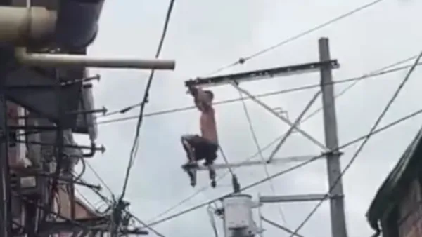 影／驚悚影片瘋傳！哥國男逃避警方追捕濕身爬上電線桿　誤觸高壓電全身著火10公尺高墜落身亡