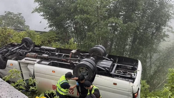 誇張！南投埔霧公路菲國旅遊團中巴翻覆16傷　司機竟無營業大客車駕照
