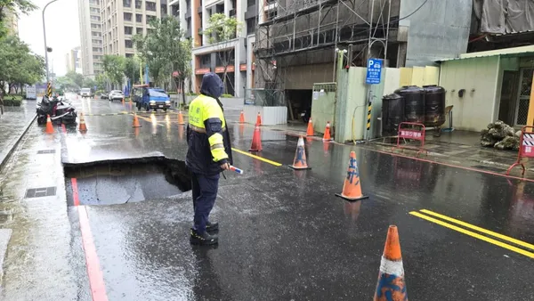 高雄鳳山福誠二街驚現路面塌陷　警方封鎖警戒、水利局初判地下管線異常