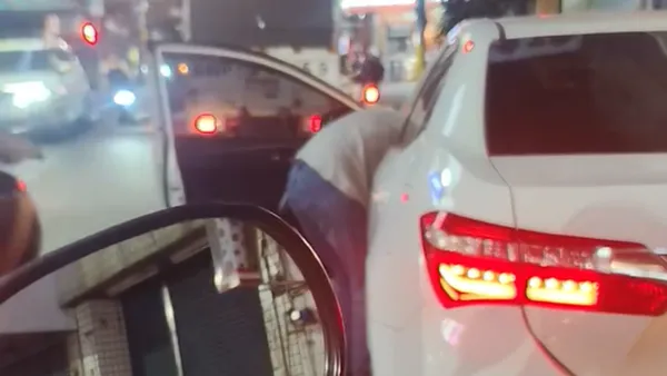 影／街頭驚魂！毒駕停路中下車狂抖　不理騎士攔問踩油門加速落跑
