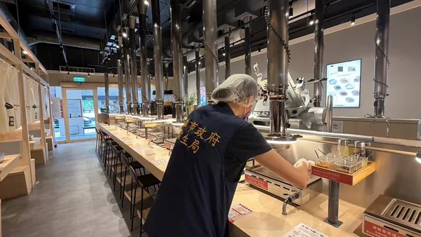 高雄燒肉店爆烤盤清潔疑慮!民眾控3次更換仍有泡沫 衛生局揪5缺失限改