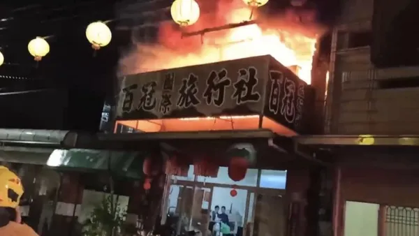 嘉義朝陽街旅行社竄火！2樓全面燃燒「驚人畫面曝」