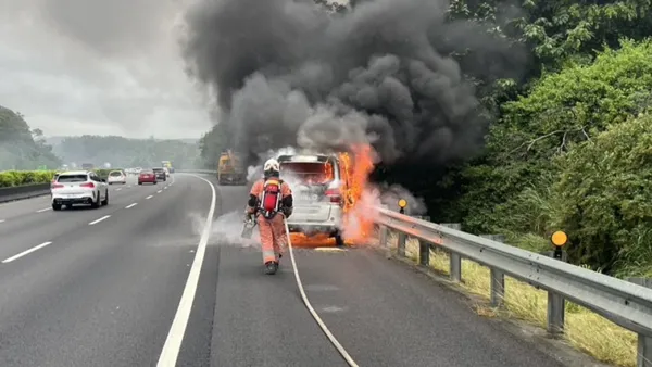 國道3號新竹路段火燒車！　廂型車駕駛急逃生