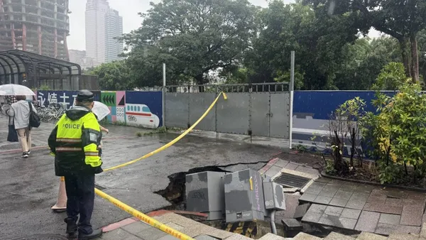 連日大雨釀禍？北市大同鄭州路人行道突下陷　變電箱倒塌掉進坑洞