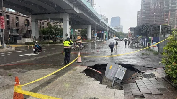 影／台北北門站旁驚現天坑！變電箱整個下陷　現場急封鎖畫面曝
