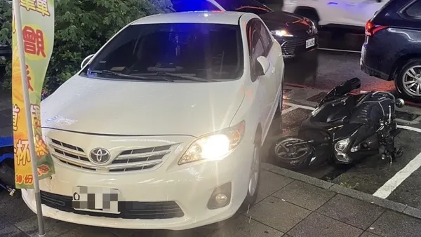雨夜行車糾紛失控！駕駛下車忘拉手煞車　轎車自滑撞2重機