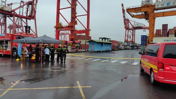 基隆港西20號碼頭化學槽櫃疑洩漏　消防封鎖警戒幸無人傷亡